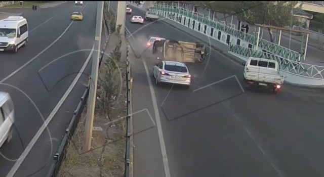Elazığ ve Bingölde trafik kazaları kameraya yansıdı