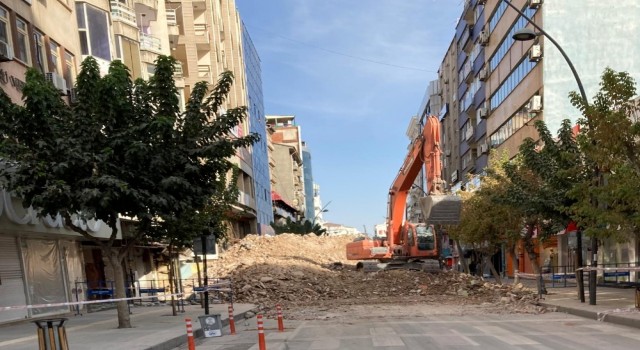 Elazığda Gazi Caddesi,yıkım çalışması nedeniyle kısmen kapatıldı