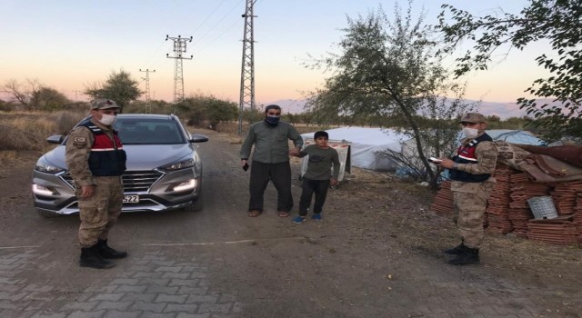 Jandarma ekibi devriyede, kayıp engelli çocuğu buldu