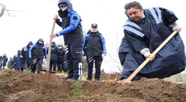 Elazığ polisi, depremlerde hayatını kaybedenlerin anısına fidan dikti