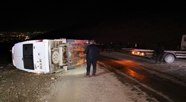 Elazığda minibüs devrildi: 3 yaralı