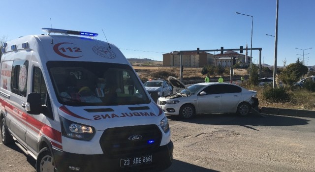 Elazığda otomobiller çarpıştı:1 yaralı