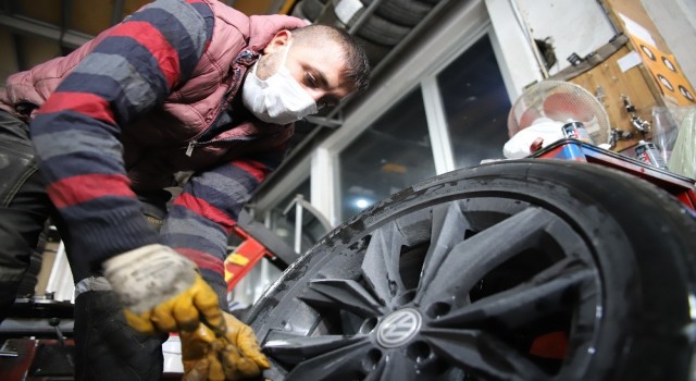 Yağış geldi, yasak başlamadan oto lastikçilerde yoğunluk başladı