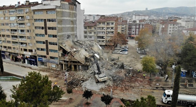 Deprem bölgesi Elazığda kısıtlamayla yıkımlar hız kazandı