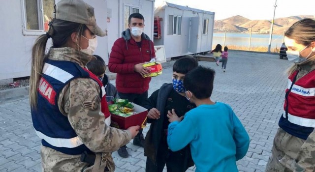 Elazığda depremzede çocuklara jandarmadan moral ziyareti