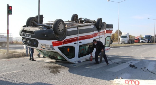 Elazığda hasta taşıyan ambulans, hafif ticari araçla çarpıştı: 4 yaralı