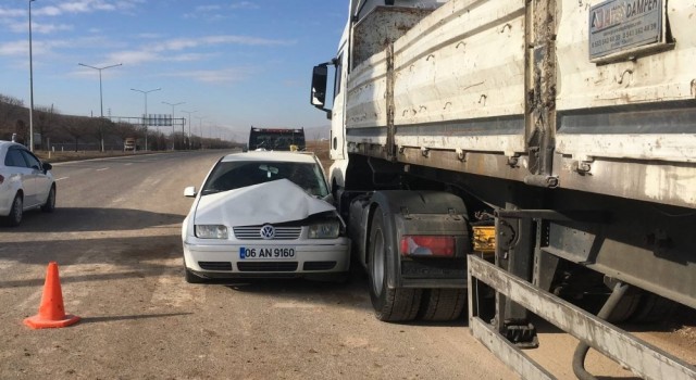 Elazığda kamyon, otomobile çarptı: 2si ağır 4 yaralı