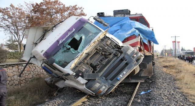 Elazığda tren, çarptığı tırı 100 metre sürükledi: 5 yaralı