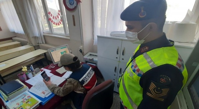 Jandarmadan öğrencilere EBA üzerinden eğitim