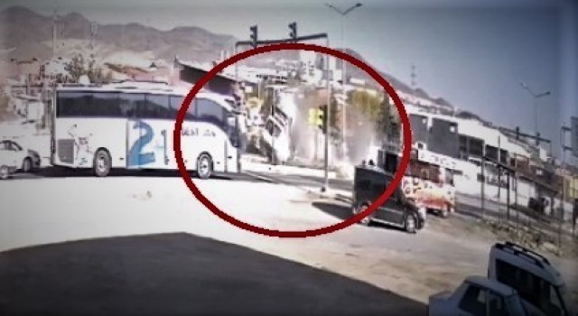 Kazada, ambulansın takla atma anı kameraya yansıdı