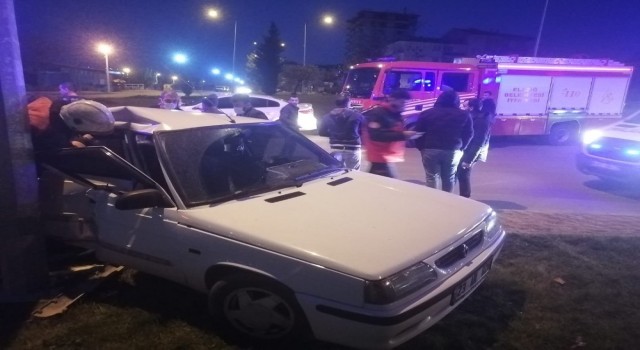 Otomobil aydınlatma direğine çarptı: 2 yaralı