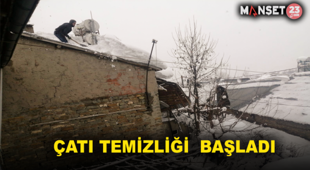 Arıcak'ta Vatandaşlar, Çatılarda Biriken Kar Birikintilerini Temizledi