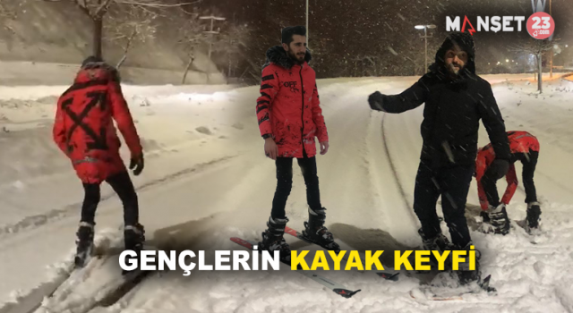 Kar Elazığ'ı Kapladı, 3 Kafadar Kayak Takımlarını Alıp Caddeleri Kayakla Gezdi