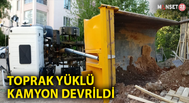 Elazığ’da Toprak Taşıyan Kamyon Yan Yattı