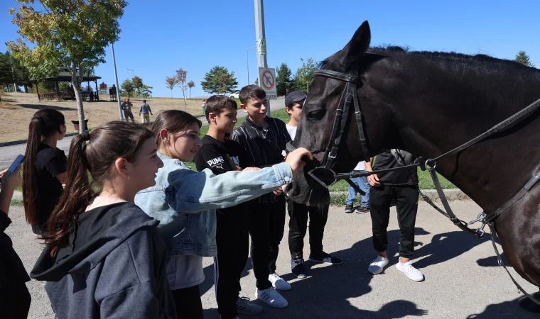 Ahıska Türkü Çocuklardan Atlı Jandarma Timine İlgi