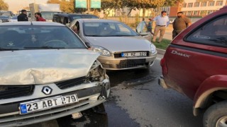 Elazığda zincirleme kaza, 5 araç birbirine girdi