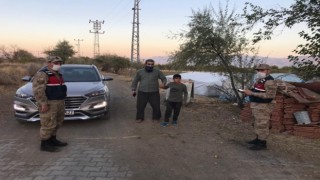 Jandarma ekibi devriyede, kayıp engelli çocuğu buldu