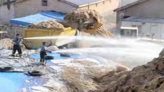 Karamanda tutuşan kuru otlar saman balyalarına sıçradı