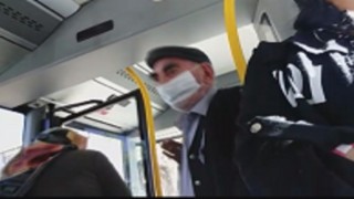 Otobüsten inmek istemeyen yaşlı adam, tehditler savurdu