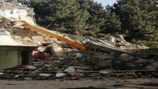 Yıkım sırasında kepçe yan yattı, operatör yara almadan kurtuldu