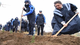 Elazığ polisi, depremlerde hayatını kaybedenlerin anısına fidan dikti