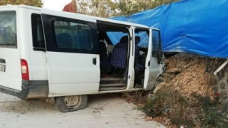 Elazığda minibüs duvara çarptı: 8 yaralı