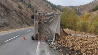 Elazığda pancar yüklü tır devrildi