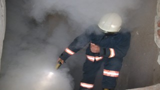 Hasarlı binanın bodrum katı yandı