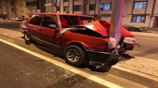Otomobil direğe çarptı: 2 yaralı