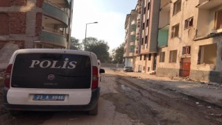 Silahla oynarken kendini vurdu