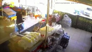 Elazığda deprem anı marketin güvenlik kamerasına yansıdı