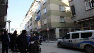 Elazığda depremde hasar alan orta hasarlı bir bina tahliye edildi