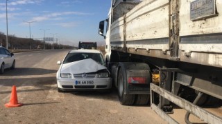 Elazığda kamyon, otomobile çarptı: 2si ağır 4 yaralı