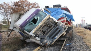 Elazığda tren, çarptığı tırı 100 metre sürükledi: 5 yaralı