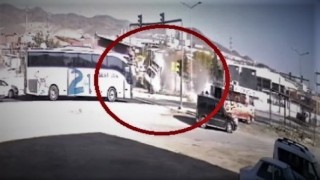 Kazada, ambulansın takla atma anı kameraya yansıdı