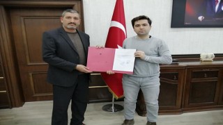 Muhtar, bir yıllık maaşının yarısını çocuklar ve sokak hayvanları için bağışladı