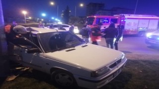 Otomobil aydınlatma direğine çarptı: 2 yaralı