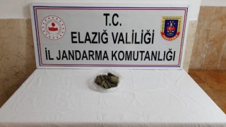Sırtına sardığı uyuşturucuyla yakalandı