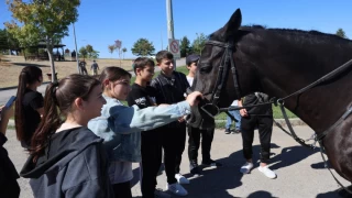 Ahıska Türkü Çocuklardan Atlı Jandarma Timine İlgi