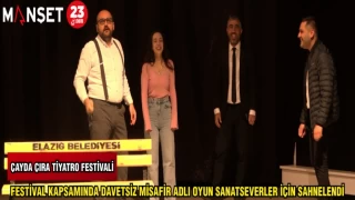 FESTİVAL KAPSAMINDA DAVETSİZ MİSAFİR ADLI OYUN SANATSEVERLER İÇİN SAHNELENDİ